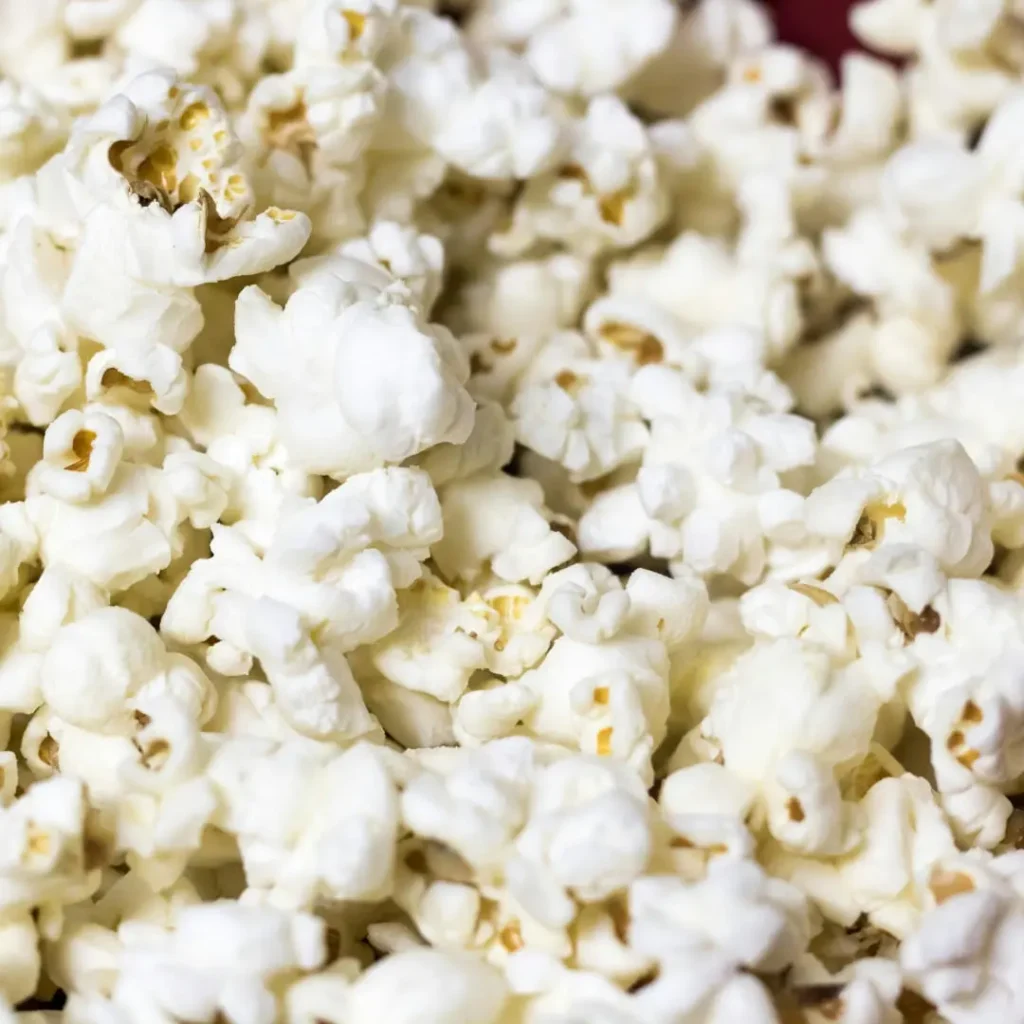 A close-up of freshly popped popcorn, highlighting its potential as a low-calorie snack for weight loss.